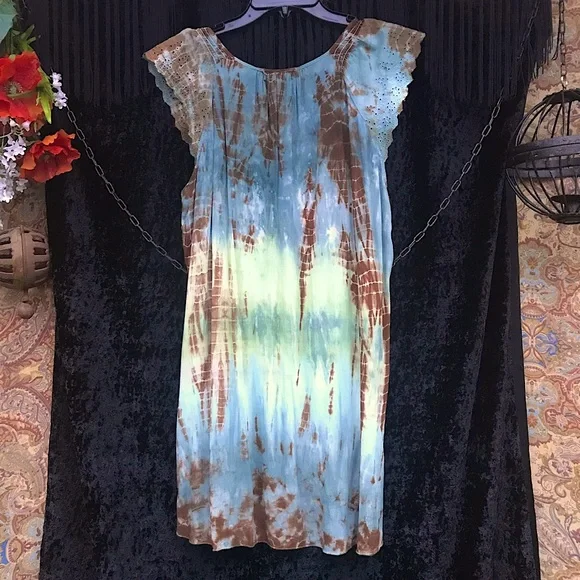 Boho top by Live and Let Live. Tie dye, eyelet sleeves & embroidered detail. XL - Picture 7 of 11